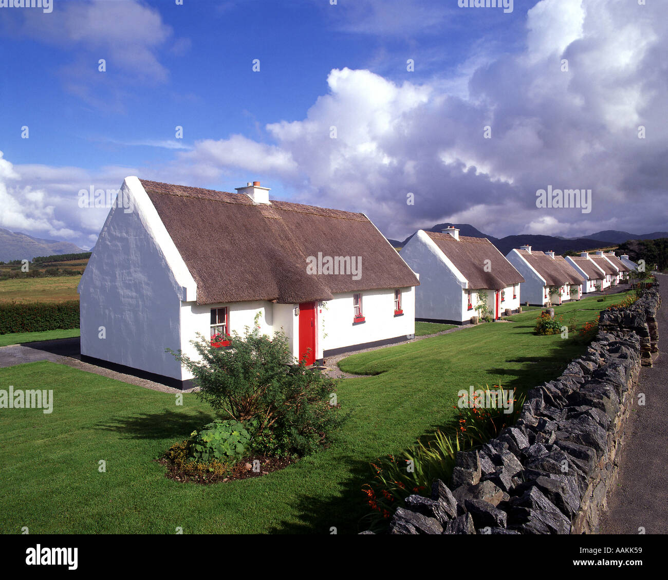 IE - CO. GALWAY: Connemara Ferienhäuser bei Tullycross Stockfoto