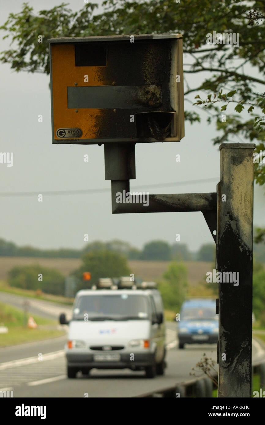 A AUSGEBRANNT GATSO BLITZER, DIE DURCH VANDALEN ANGEGRIFFEN WORDEN Stockfoto
