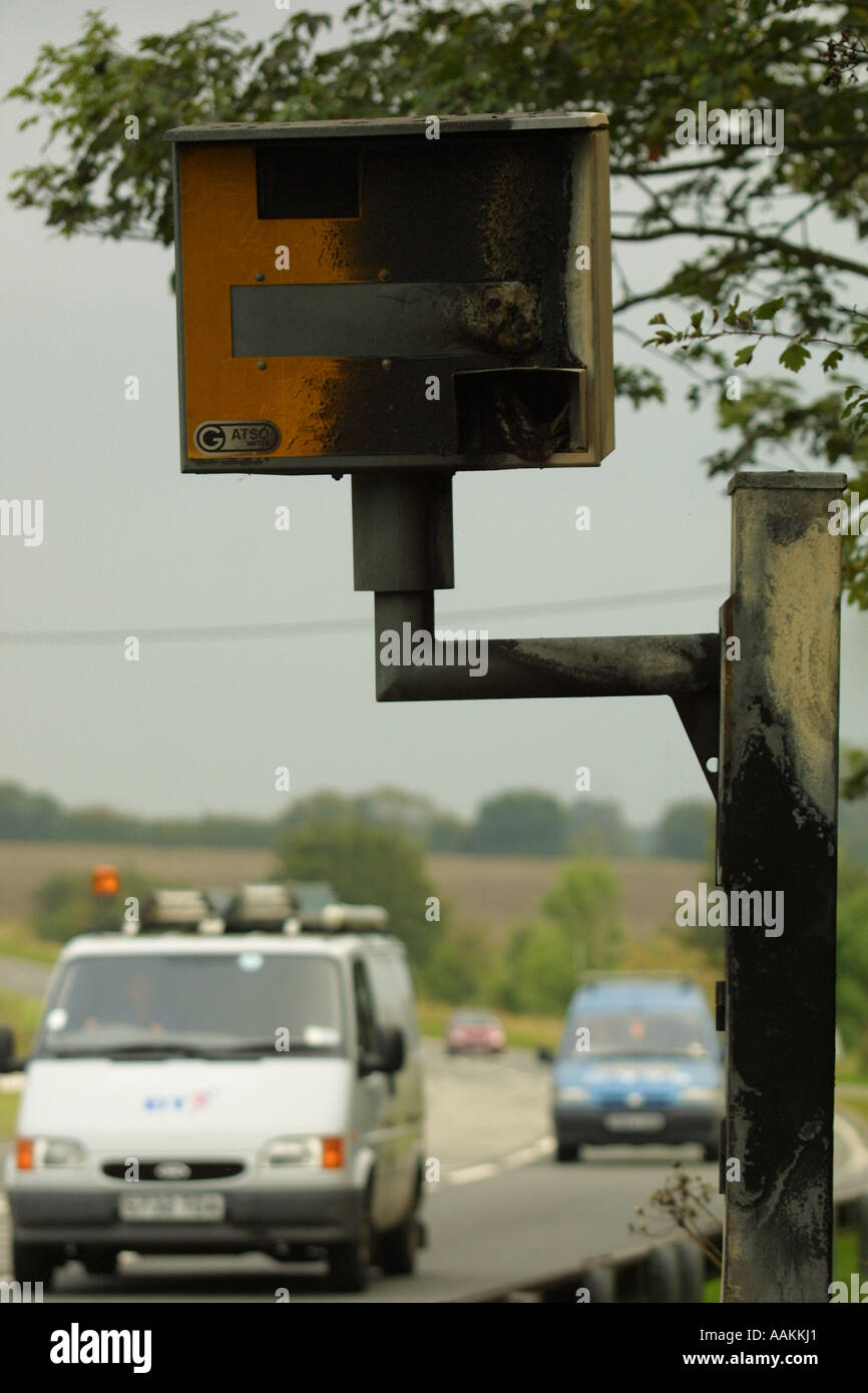 A AUSGEBRANNT GATSO BLITZER, DIE DURCH VANDALEN ANGEGRIFFEN WORDEN Stockfoto