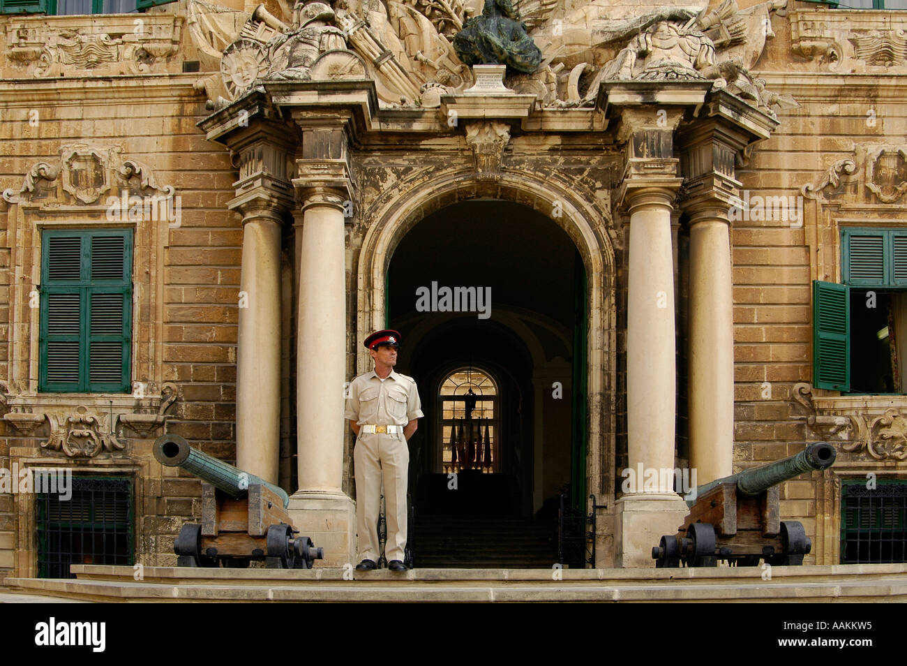 Uniformierte Mann wacht in der Auberge de Castille Schloss, in dem sich das Büro des Premierministers in Valletta, Hauptstadt von Malta Stockfoto