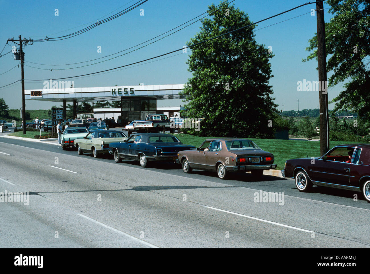 1970S 1980S AUTOS AUFGEREIHT AM GAS PUMPEN TANKSTELLE KRISE OPEC ÖLMANGEL Stockfoto