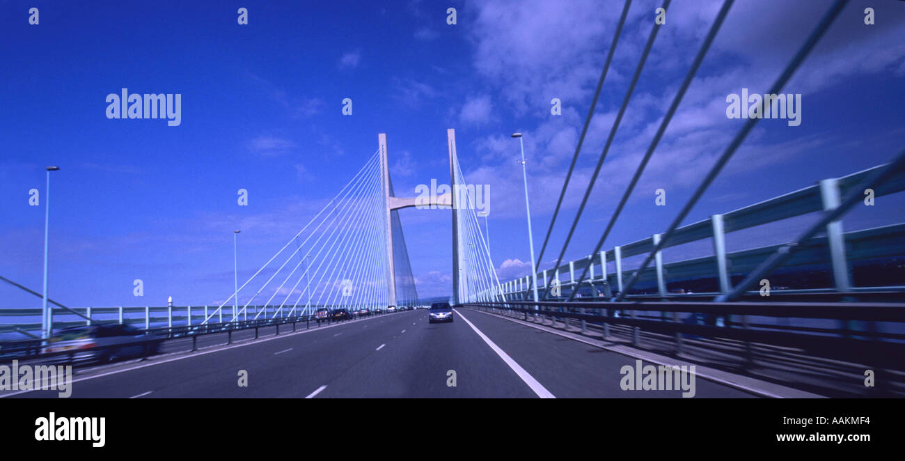Neue Severn-Brücke über den Fluss Severn Mündung, die England von Wales an sonnigen Frühlingstag Gloucestershire teilt Stockfoto