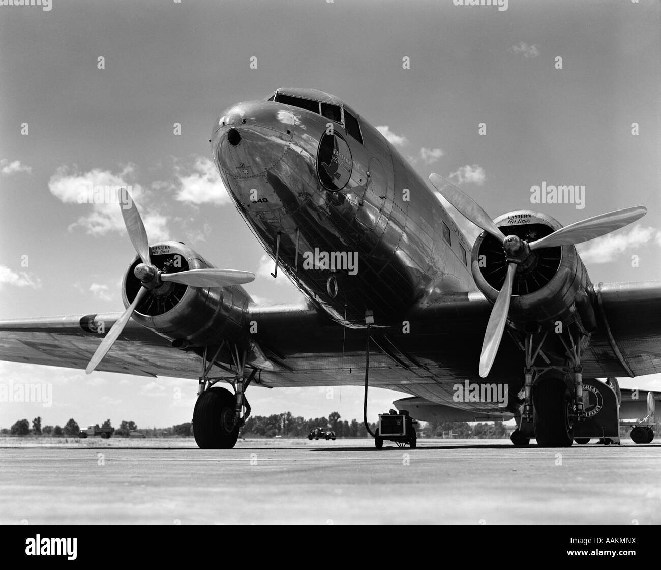 1940ER JAHRE HÄUSLICHE PROPELLER PASSAGIER FLUGZEUG DUAL ENGINE FAHRWERK NASE UND TEILWEISE FLÜGEL SICHTBAR Stockfoto