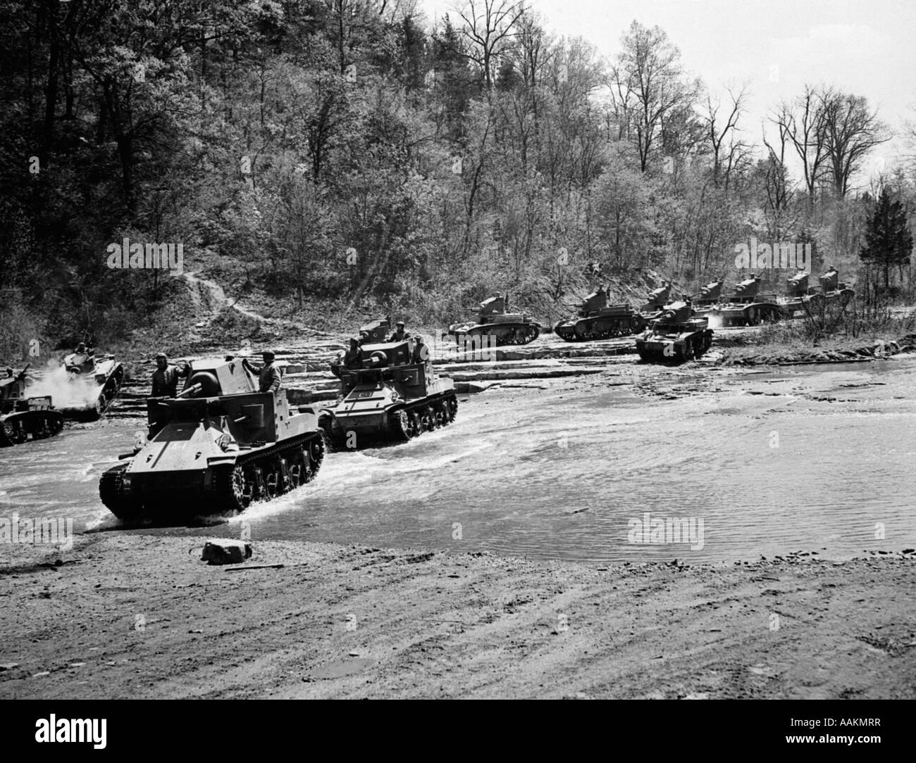 1940ER JAHRE WELTKRIEG II 12 PANZER US-ARMEE AUF MANÖVER ÜBERQUEREN EINE FLUSS STREAM GEPANZERTE WAFFE Stockfoto