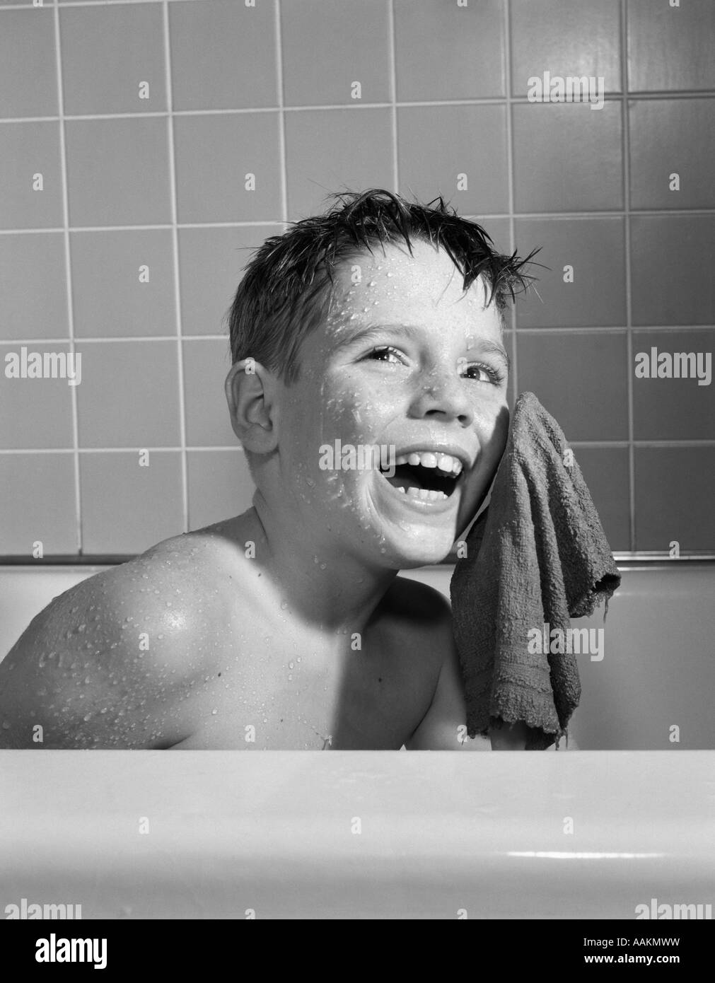 Junge in der badewanne Schwarzweiß-Stockfotos und -bilder - Alamy