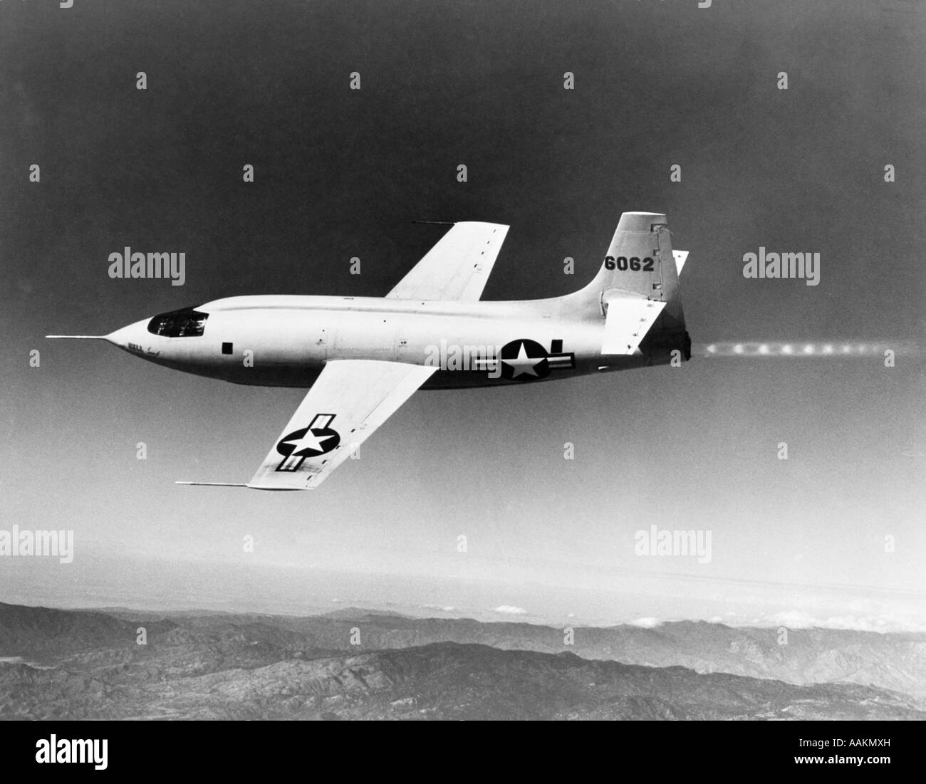 1940S 1950S BELL X-1 US AIR FORCE ÜBERSCHALL FLUGZEUG ENTWORFEN FÜR MAXIMALE GESCHWINDIGKEIT VON 1700 KM/H AUF DER FLUCHT Stockfoto