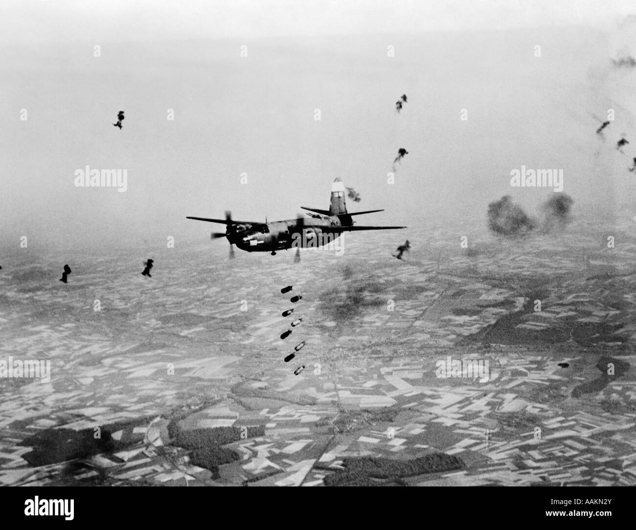 MARTIN MARAUDER FLUGZEUG FALLEN BOMBEN IN MITTEN DER FEINDLICHEN FLAK WW2 Stockfoto