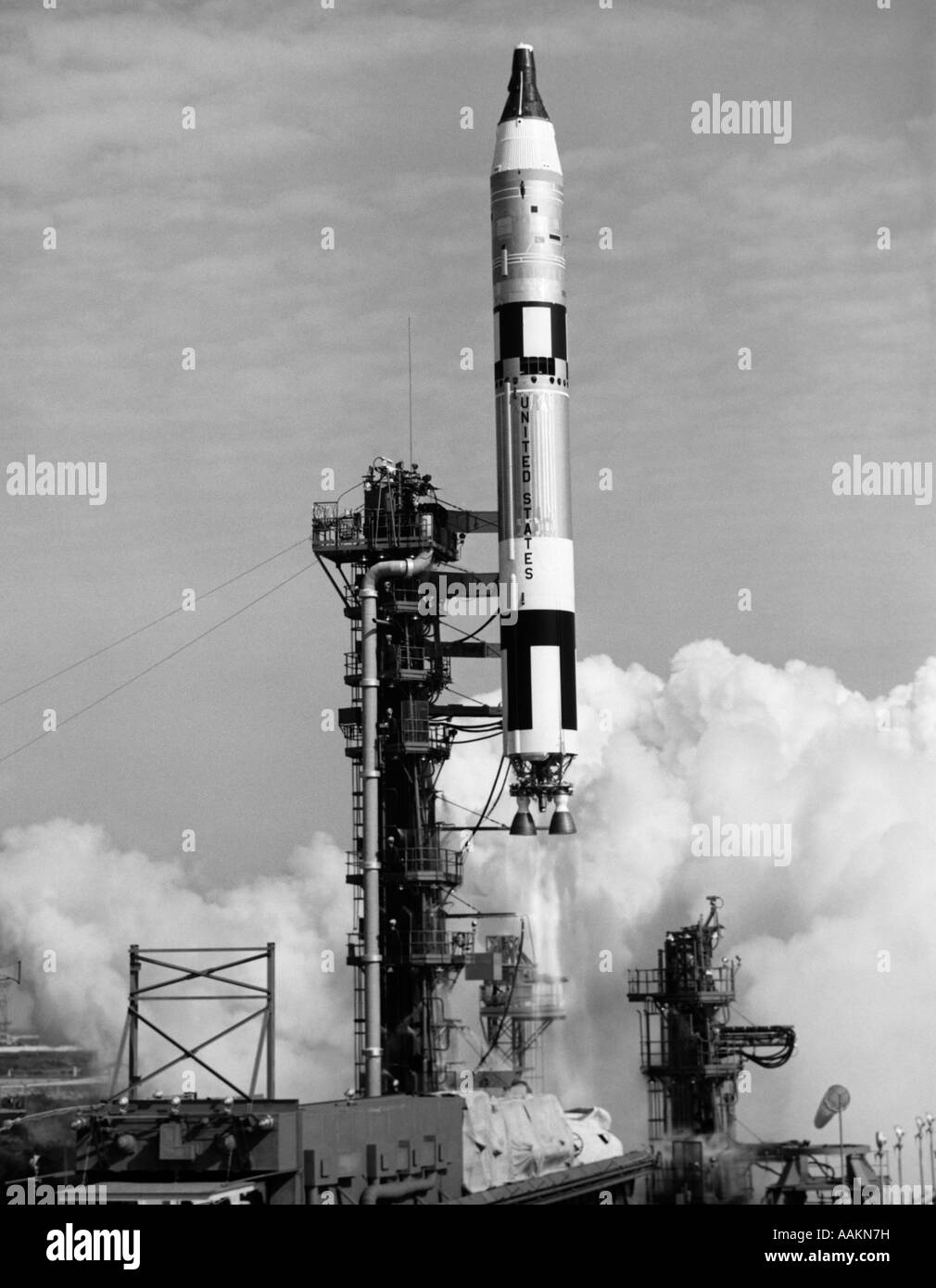 1960ER JAHREN US-GIII RAKETE ABHEBEN VON STARTRAMPE Stockfoto