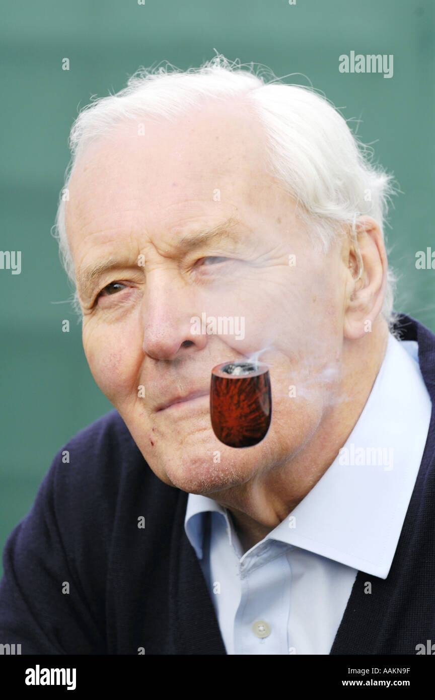 Pipesmoker Tony Benn ehemaligen Labour-Partei Politiker abgebildet bei The Guardian Hay Festival 2005 Powys Wales UK Stockfoto