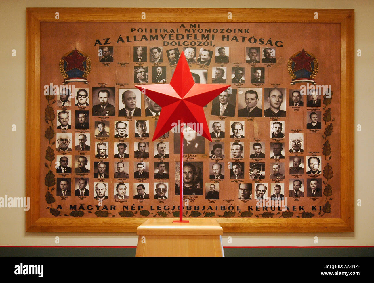 Fotos von der ungarischen Kommunisten angezeigt im Haus des Terrors Haza Museum in Budapest, Ungarn Stockfoto