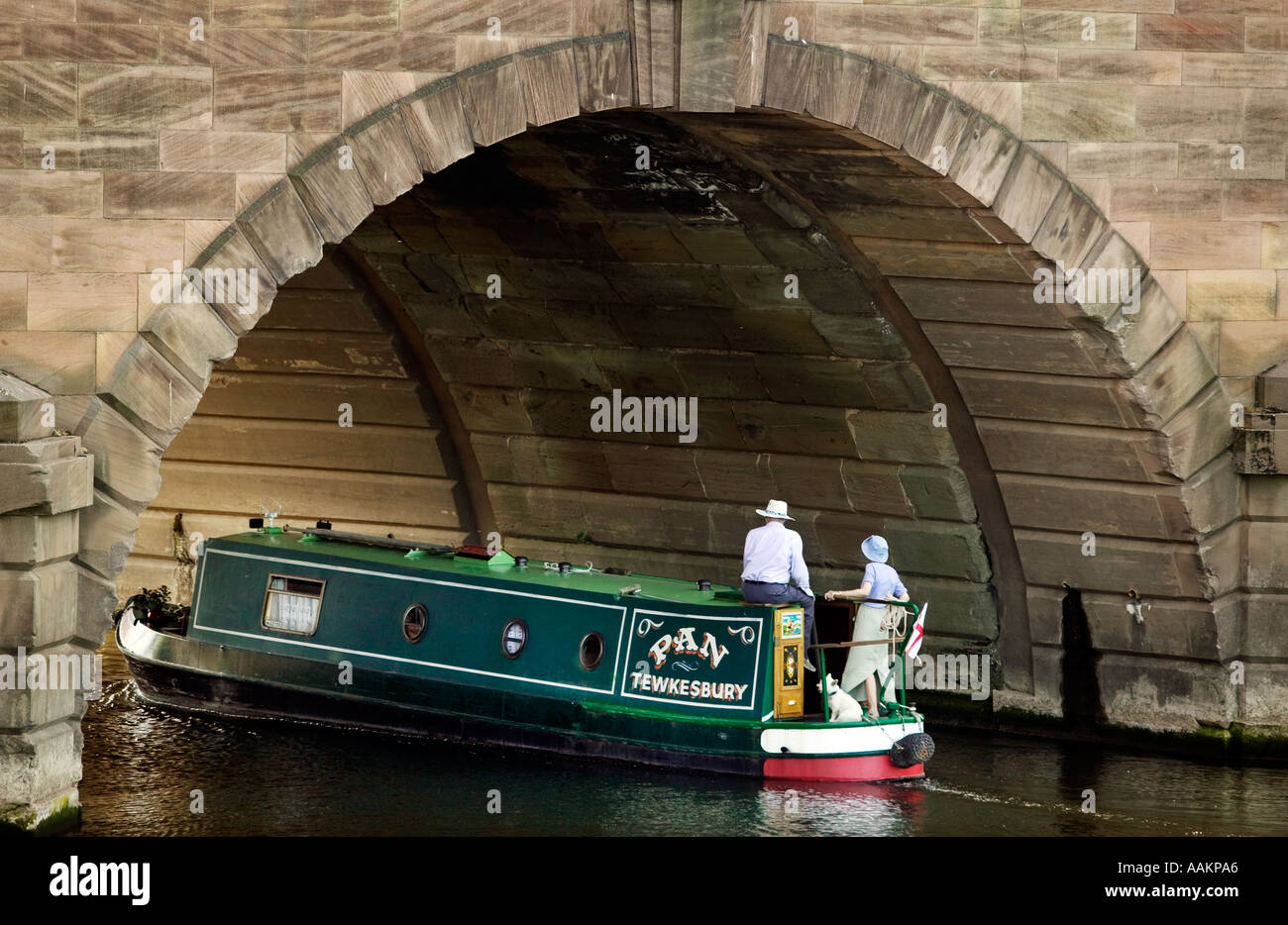 Ein Narrowboat unterquert Worcester Brücke über den Fluss Severn im Zentrum von Worcester UK Stockfoto