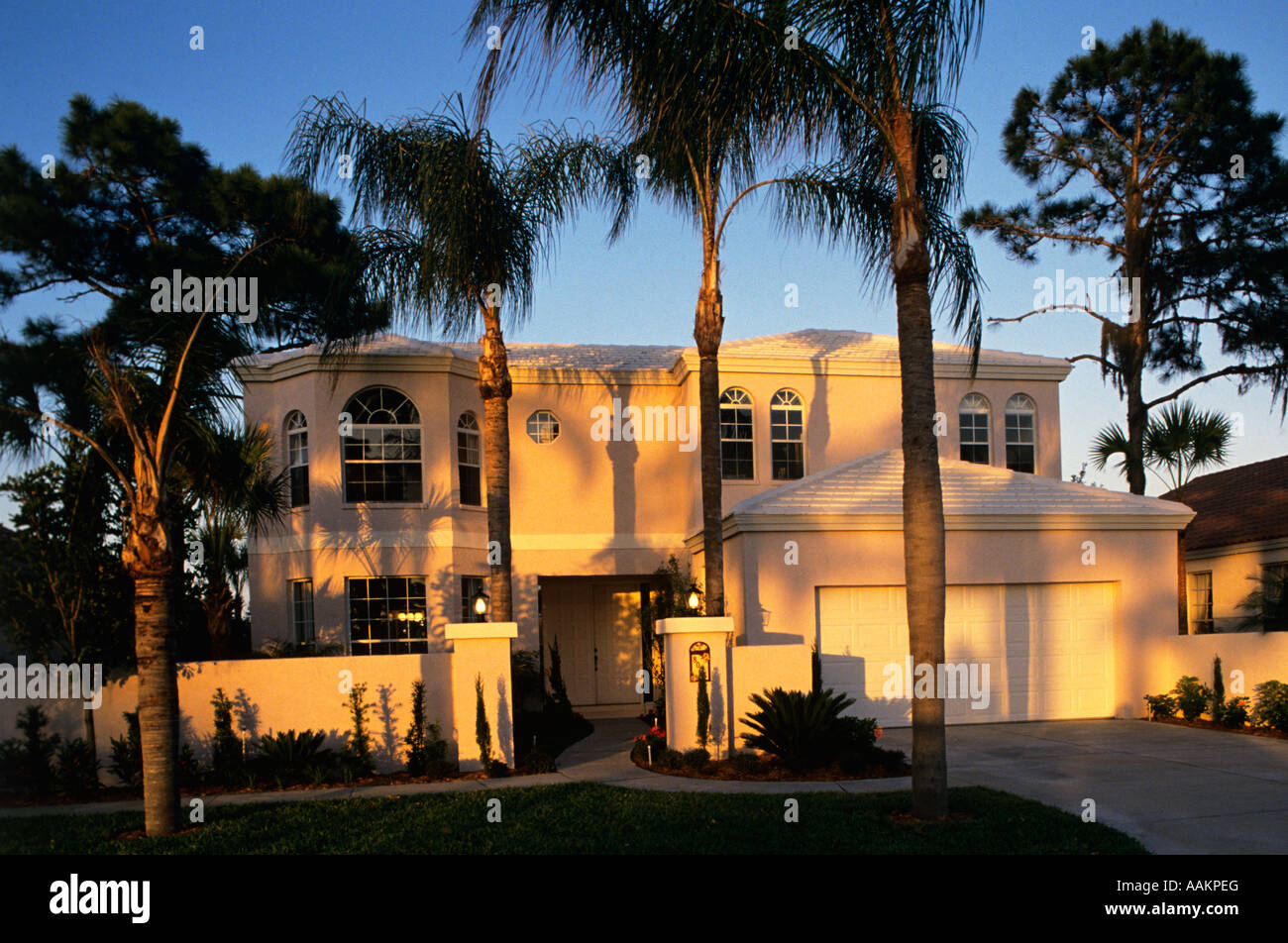 ZEITGENÖSSISCHE ZWEI GESCHICHTE HAUS IM SÜDLICHEN TROPISCHEN LANDSCHAFT Stockfoto