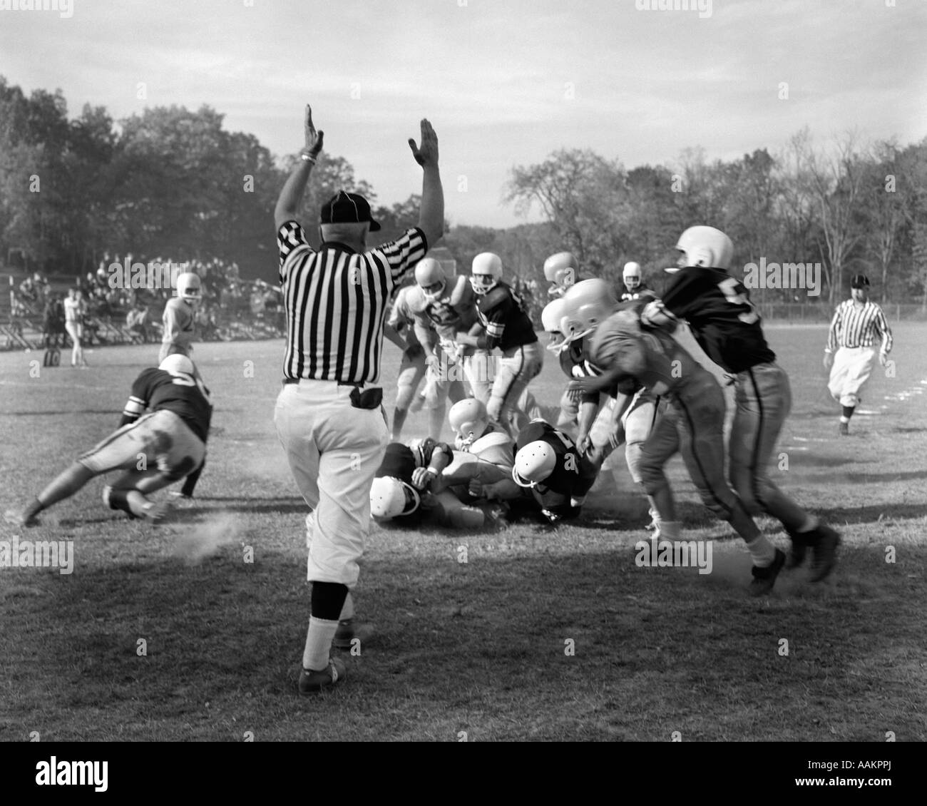 1960ER JAHREN NAHAUFNAHME VON FUßBALL SPIEL MIT BALLTRÄGER IN ANGRIFF GENOMMEN & SCHIEDSRICHTER PFEIFT DAS SPIEL DEAD Stockfoto