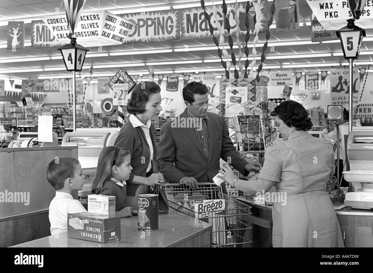 1950ER JAHRE FAMILIE IN LEBENSMITTELGESCHÄFTEN AUSCHECKEN ZÄHLER Stockfoto