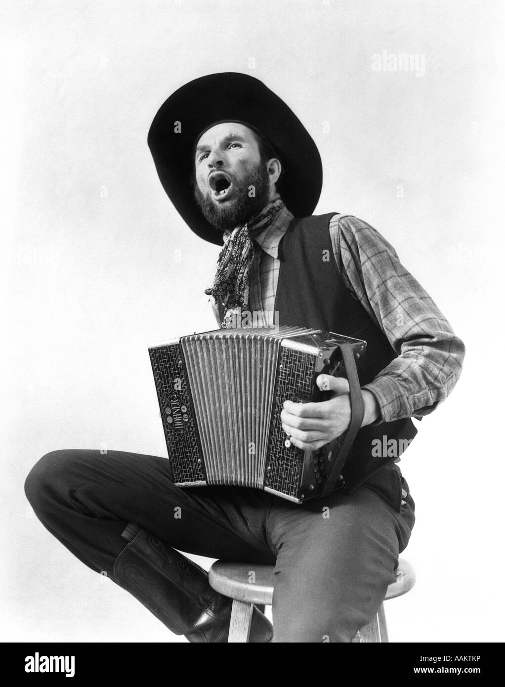 1930ER JAHREN COWBOY SPIELEN AKKORDEON & SINGEN Stockfoto