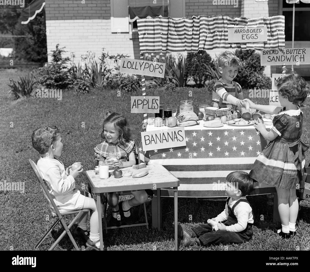 Alte zeichen verkaufen Schwarzweiß-Stockfotos und -bilder - Alamy