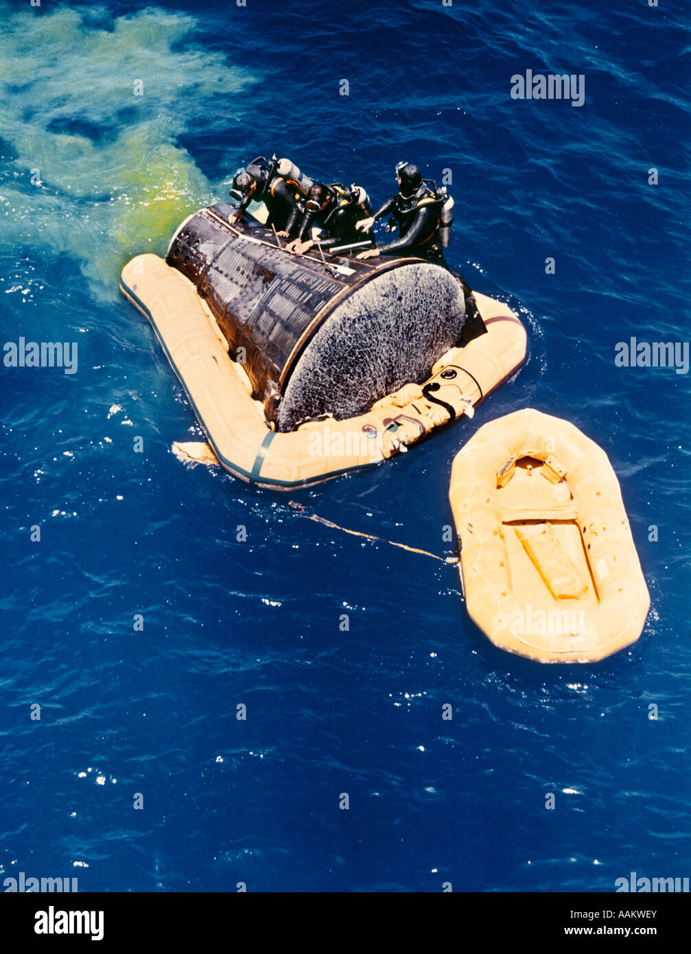 1960ER JAHREN FLOß MARINE FROSCHMÄNNER FLOTATION KRAGEN GEMINI 6 SPLASHDOWN RAUMKAPSEL ASTRONAUTEN MCDIVITT & WEIßE VINTAGE Stockfoto