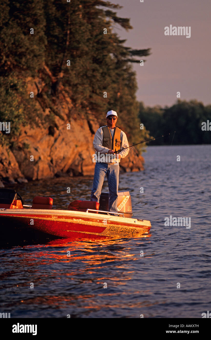 MANN ANGELN FÜR BASS AUS KLEINEN BOOT BLACK LAKE, NY Stockfoto