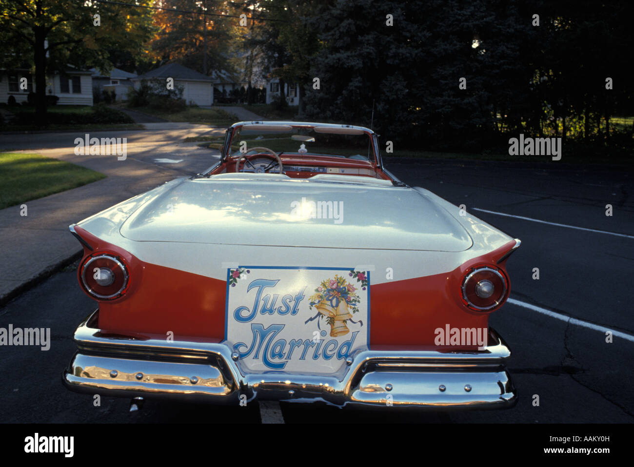 1950ER JAHREN MARRIED JUST SCHILD AN DER RÜCKSEITE DES FORD CABRIO Stockfoto