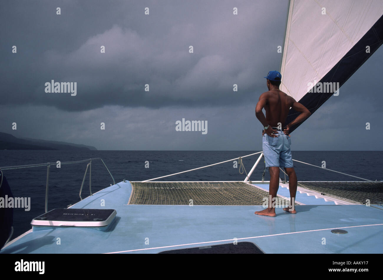 Mann auf Deck des Bootes Stockfoto