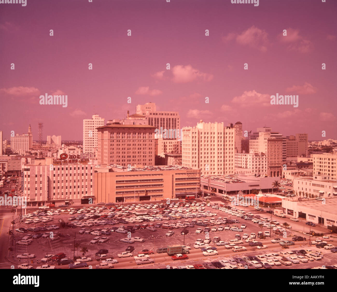 1950ER JAHREN SKYLINE DES SÜDLICHEN AMERICAN CITY PARKING LOT IM VORDERGRUND Stockfoto