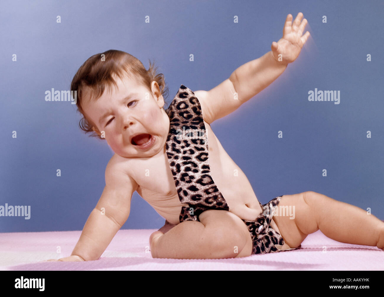 BABY IN LEOPARD HAUT TARZAN KOSTÜM MIT EIGENARTIGEN GESICHTSAUSDRUCK STUDIO BIZARR Stockfoto