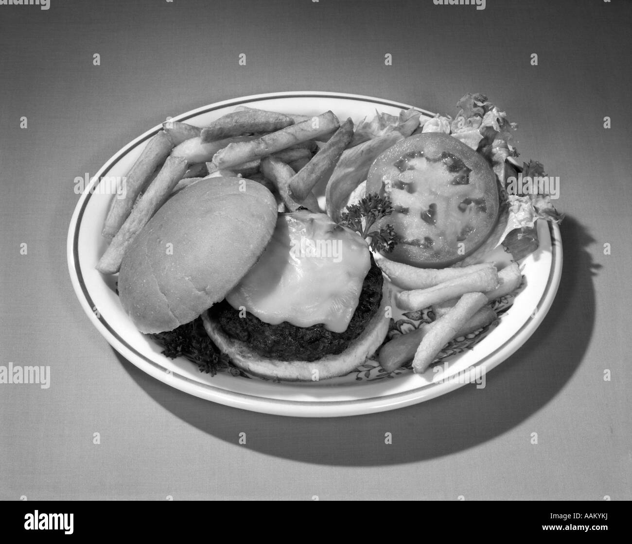 1950S 1960S CHEESEBURGER DELUXE SALAT TOMATE POMMES FRITES AUF PLATTE Stockfoto
