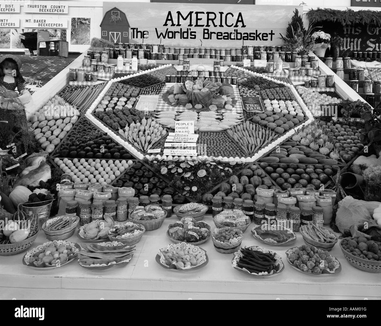1970ER JAHREN VERBREITUNG VON PRODUKTEN & ANDERE LEBENSMITTEL IM STATE FAIR BEURTEILEN Stockfoto