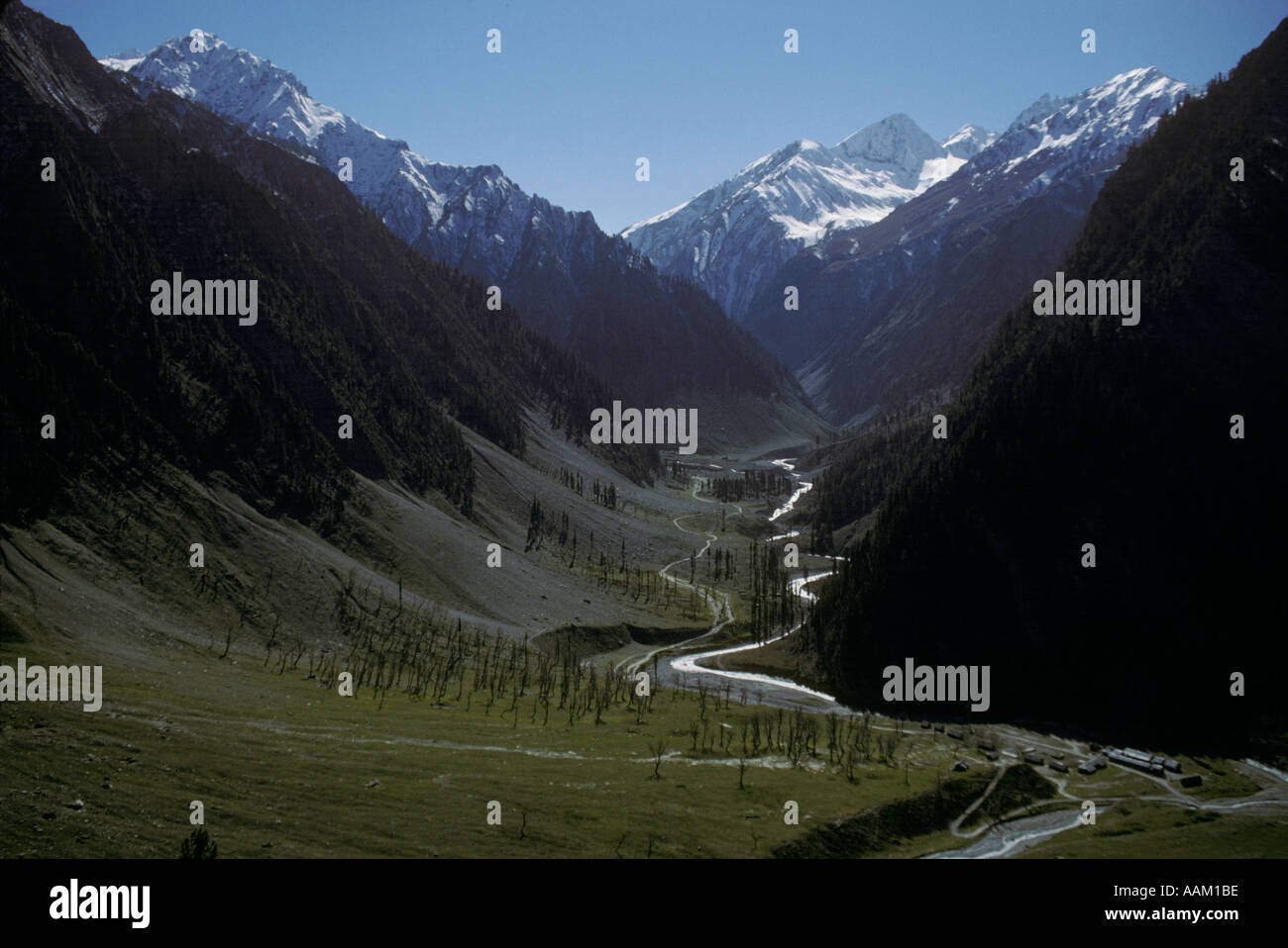 Himalaya-Gipfel und Tal des Flusses auf den Schmutz SRINIGAR LEH HIGHWAY von der indischen militärischen LADAKH Indien gepflegt Stockfoto