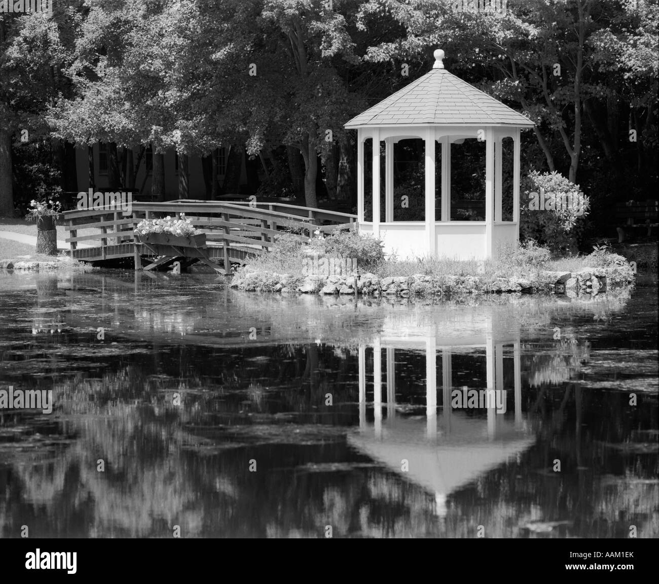 PAVILLON, SPIEGELT SICH IM TEICH SEAVILLE NJ PARK RUHIGE RUHIGE LANDSCHAFT OBDACH Stockfoto