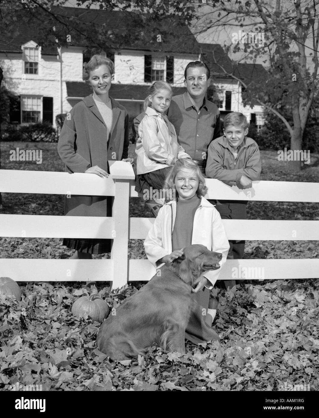 1960ER JAHREN VERSAMMELTEN SICH FAMILIE PORTRAIT VATER MUTTER 2 TÖCHTER