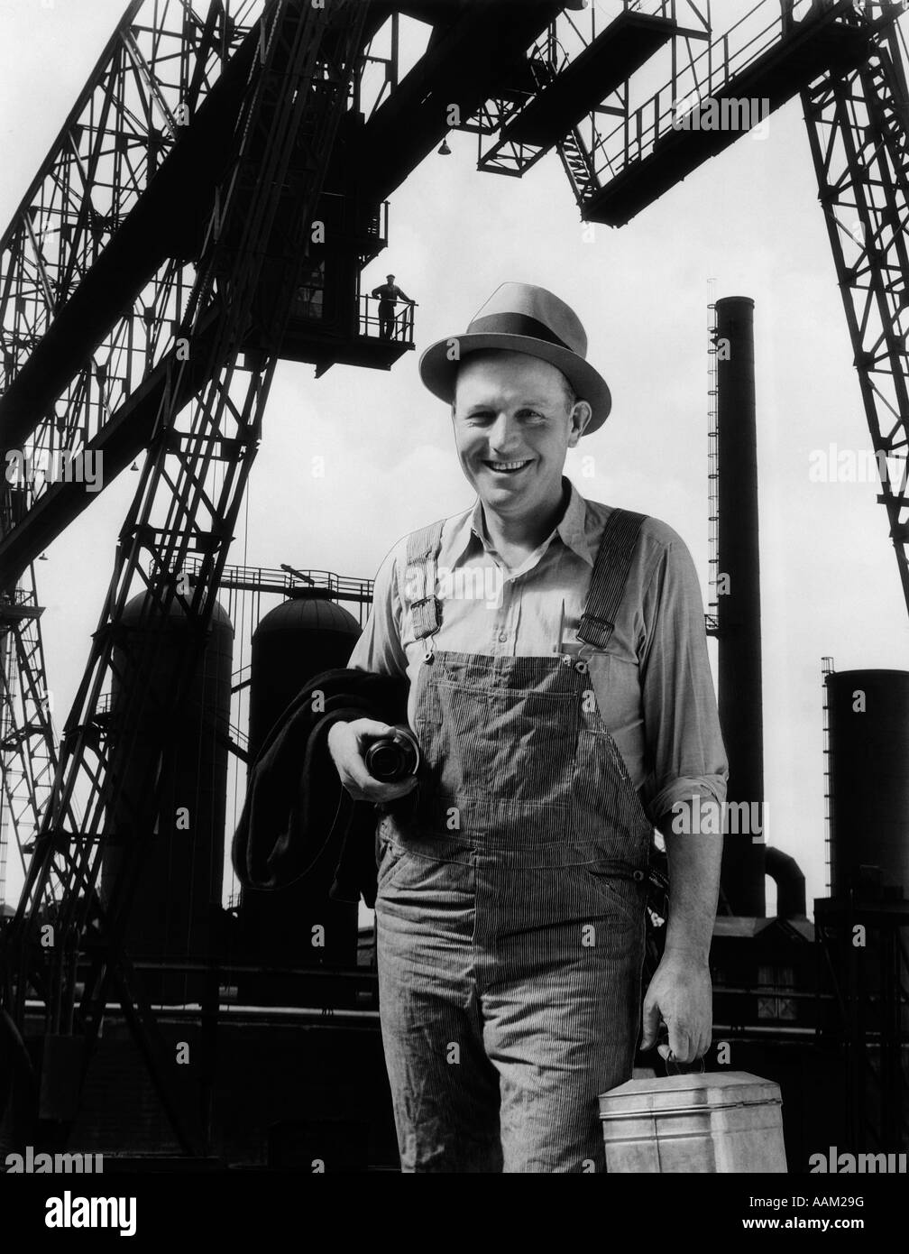 1930ER JAHREN COMPOSITE DES ARBEITNEHMERS VOR FABRIK Stockfoto