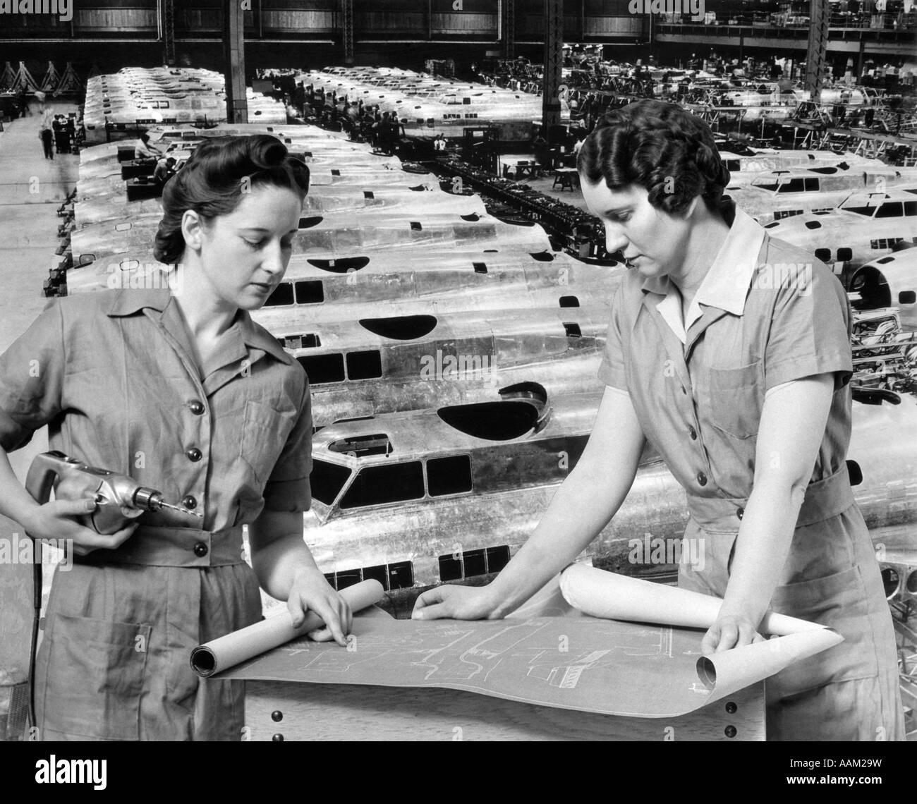 FRAUEN ARBEITNEHMER BLAUPAUSEN FABRIK 1940ER JAHREN ROSIE RIVETER FRAU KRIEGSZEIT ARBEITER WW2 WWII WELTKRIEG 2 FLUGZEUG FLUGZEUGE Stockfoto