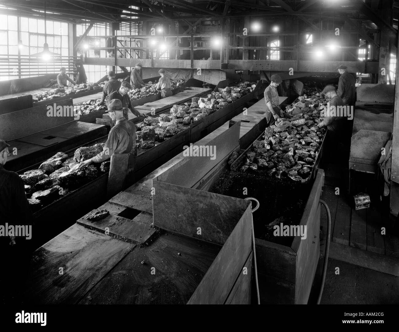 1930ER JAHREN MÄNNER KOHLEBERGMÄNNER MANUELL SORTIEREN KOHLE AUF KOHLE-BERGBAU-FÖRDERBAND Stockfoto