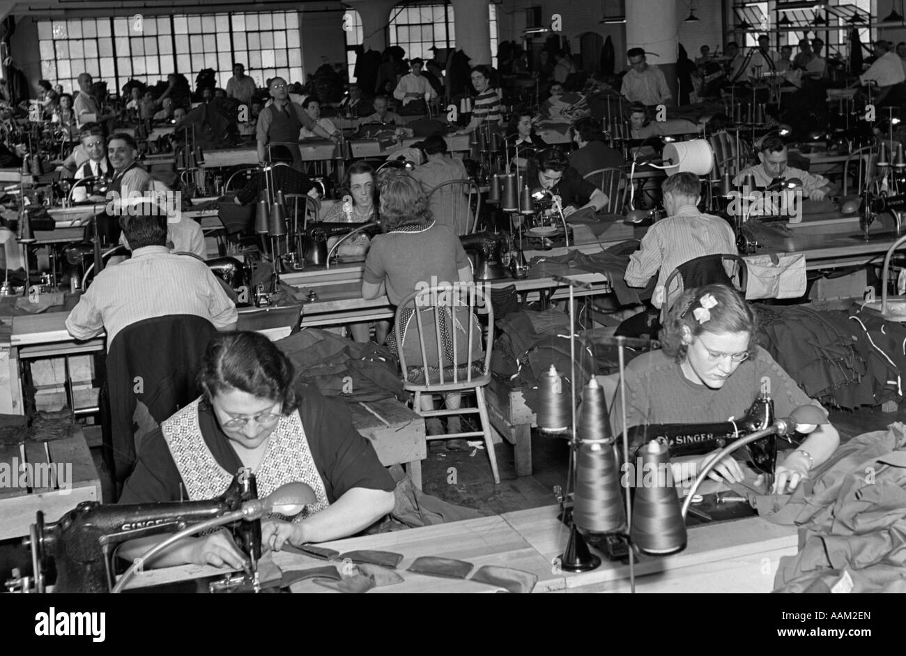 1940ER JAHRE SWEATSHOP MIT ARBEITERINNEN NÄHEN Stockfoto