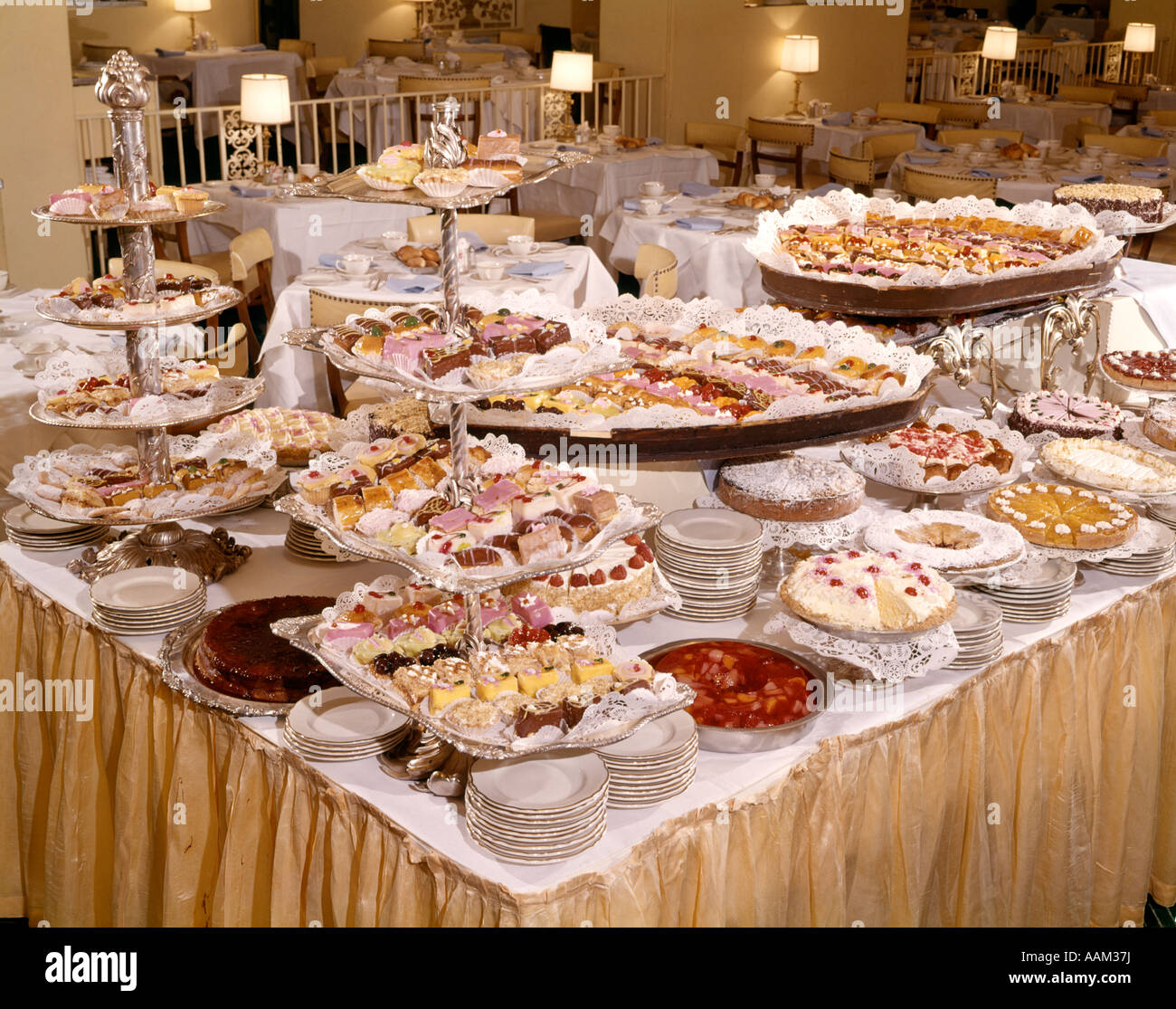 1960ER JAHREN DESSERT TISCH KUCHEN COOKIES BANKETTSAAL Stockfotografie ...