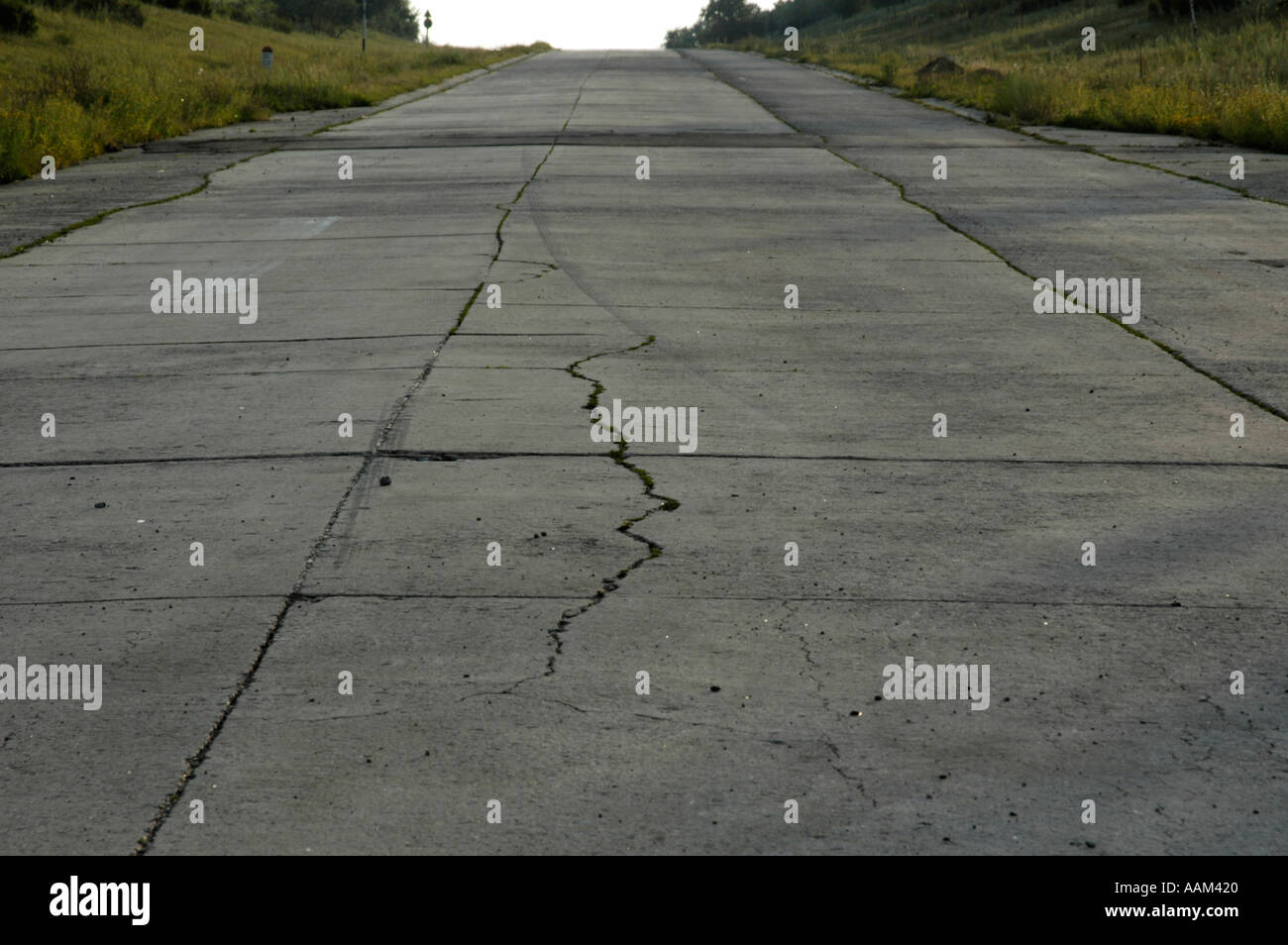 Moldau, Autobahn M14, Betonstraße mit Rissen und Unebenheiten Stockfoto