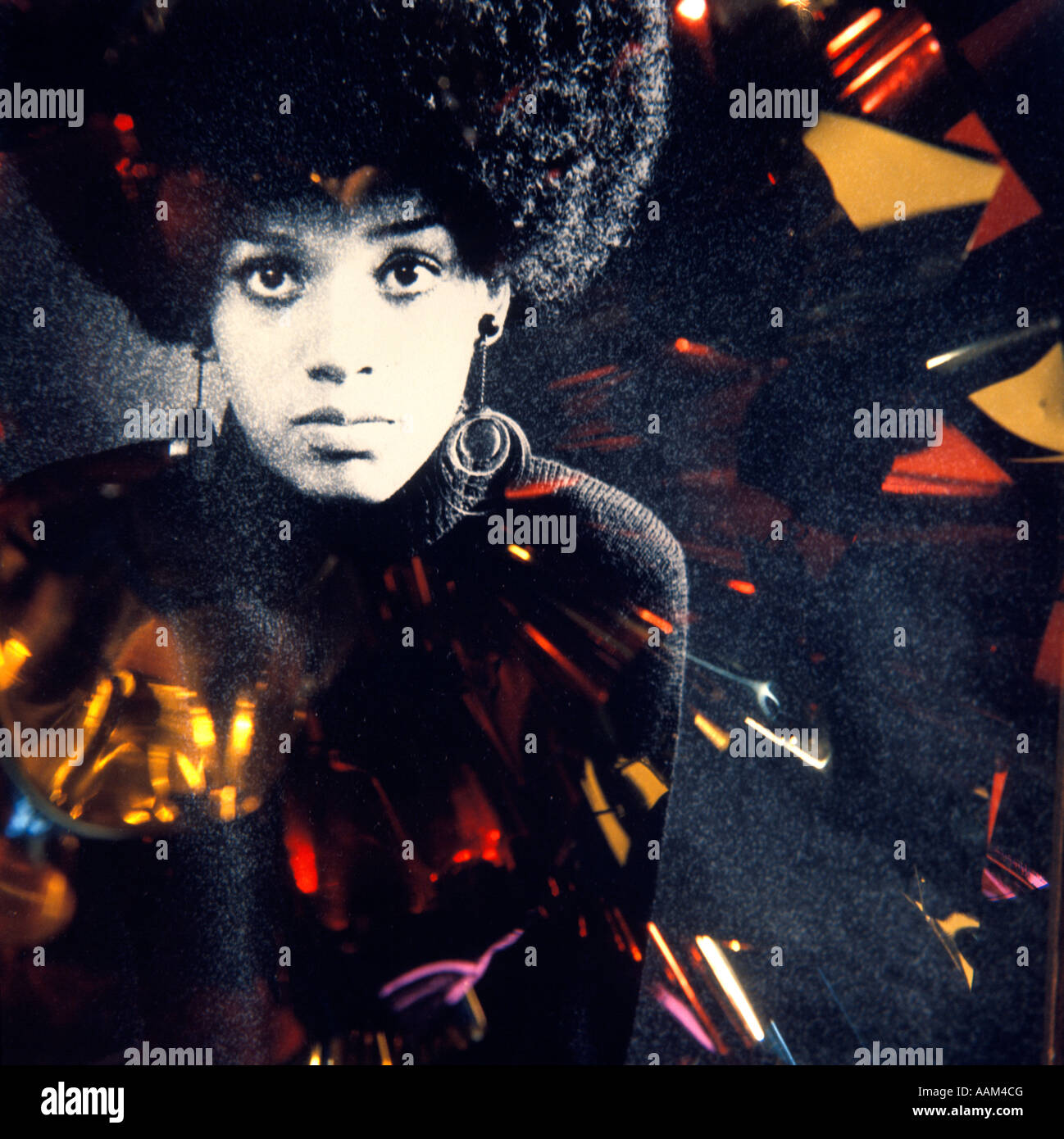 1960S 1970S FASHION PORTRAIT ERNST AFROAMERIKANISCHE FRAU GROßE AFRO-HAAR STIL HOOP OHRRINGE SPEZIALEFFEKT BELEUCHTUNG Stockfoto