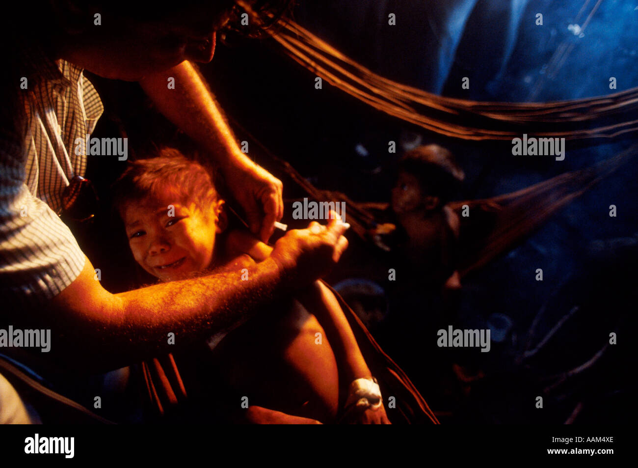 Nationale Stiftung Gesundheit Arzt Pflege für Underfeeded Yanomami Stockfoto