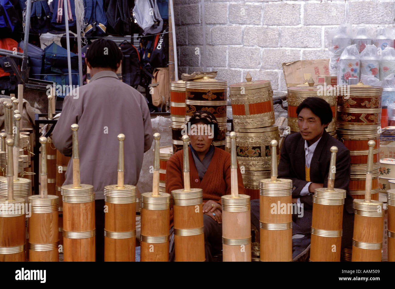 YAK BUTTER Tee KÜNDIGER werden auf BARKOR tibetischen Basar LHASA TIBET verkauft. Stockfoto