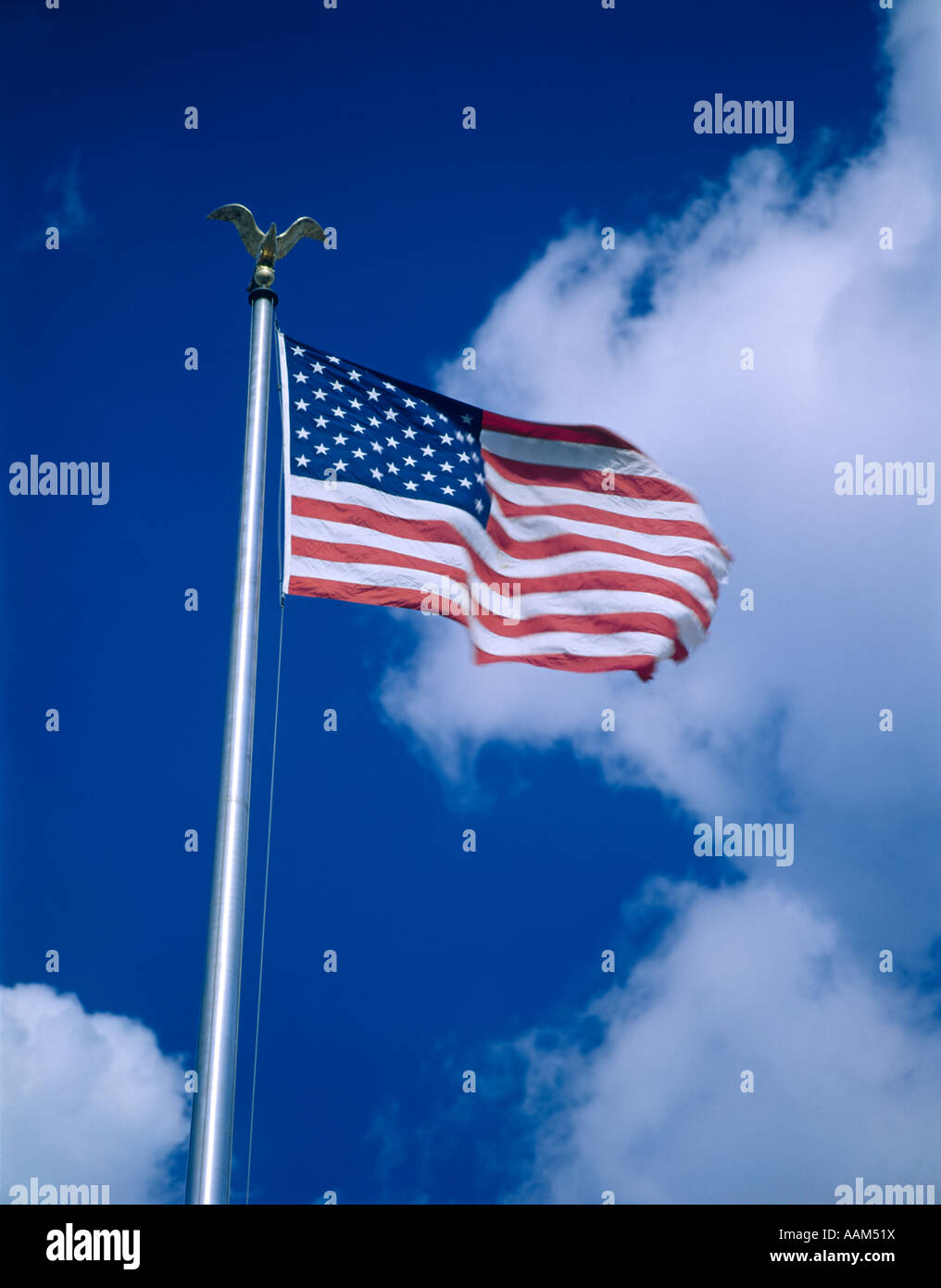 AMERIKANISCHE FLAGGE AM MAST MIT GOLD EAGLE Stockfoto