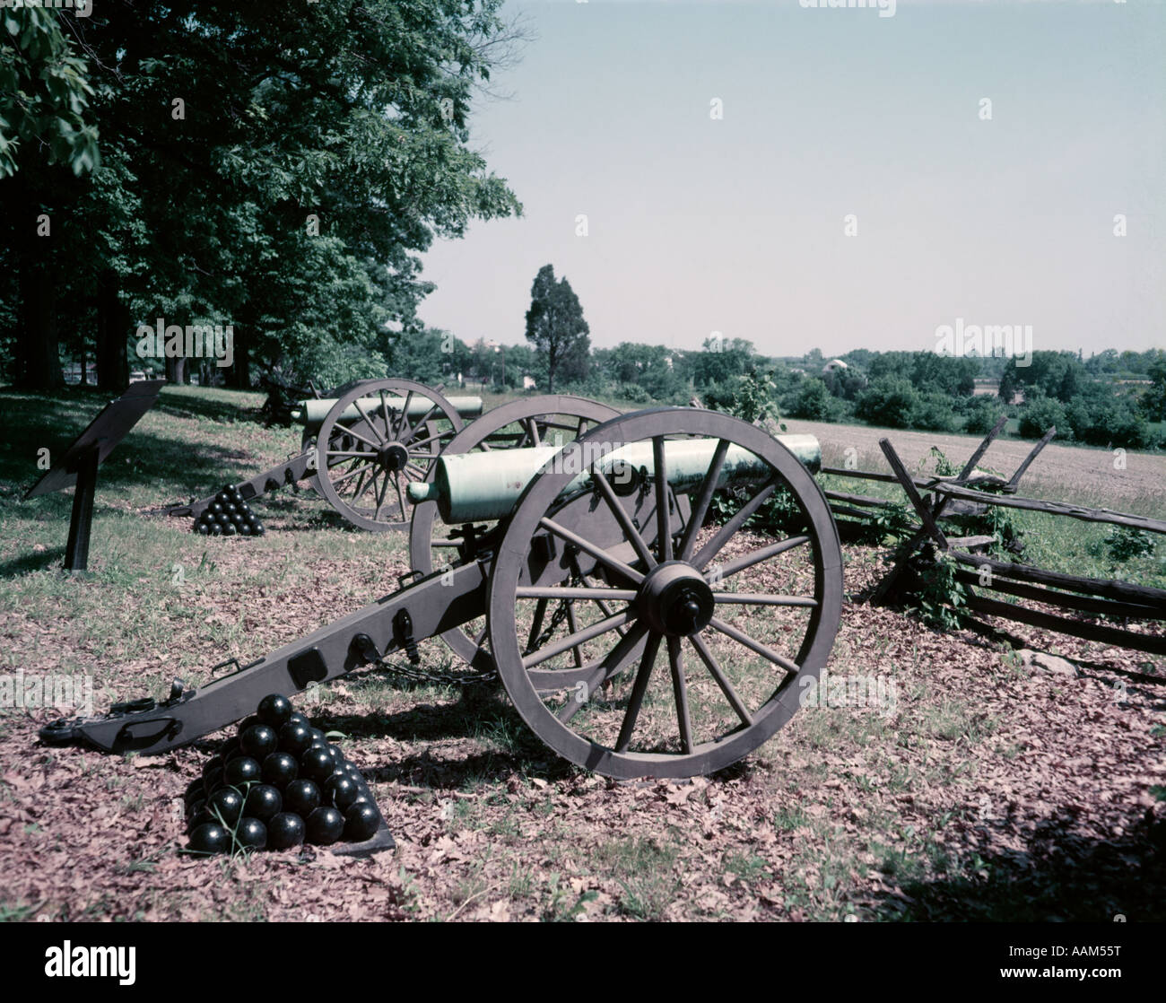 LINIE DER BÜRGERKRIEG KANONE & PYRAMIDE DER ARTILLERIE KANONENKUGELN VON SPLIT RAIL ZAUN AMERIKANISCHER BÜRGERKRIEG SCHLACHTFELD Stockfoto