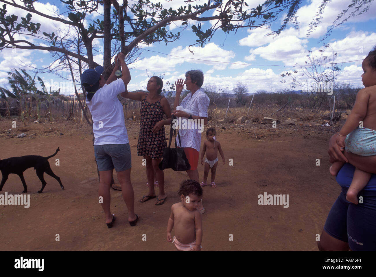 Pastorale Kind Agent überwacht Kinder Gewicht in der ländlichen Gegend mit einer Skala Nordosten Brasiliens Stockfoto