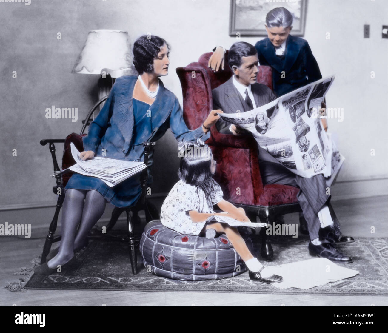 ALTE ZEIT FAMILIE DRINNEN Stockfoto