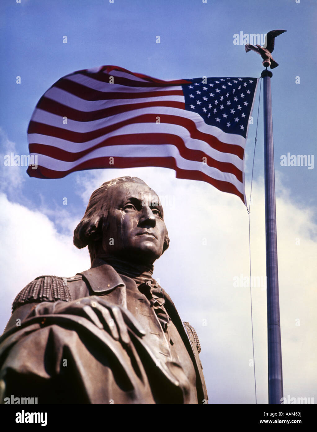 1960ER JAHREN KENNZEICHNEN STATUE PRÄSIDENT GEORGE WASHINGTON UND AMERIKANISCHE PATRIOTISCHE MONTAGE Stockfoto