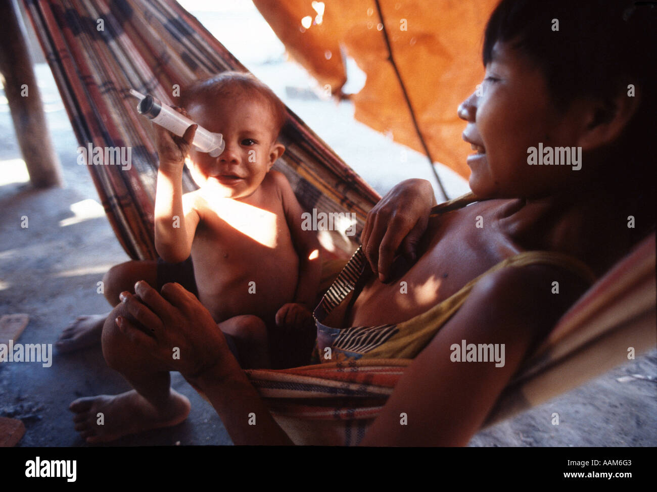Amazonas, Brasilien. Ianomami Ureinwohner. Krankes Kind hält Spritze. Stockfoto
