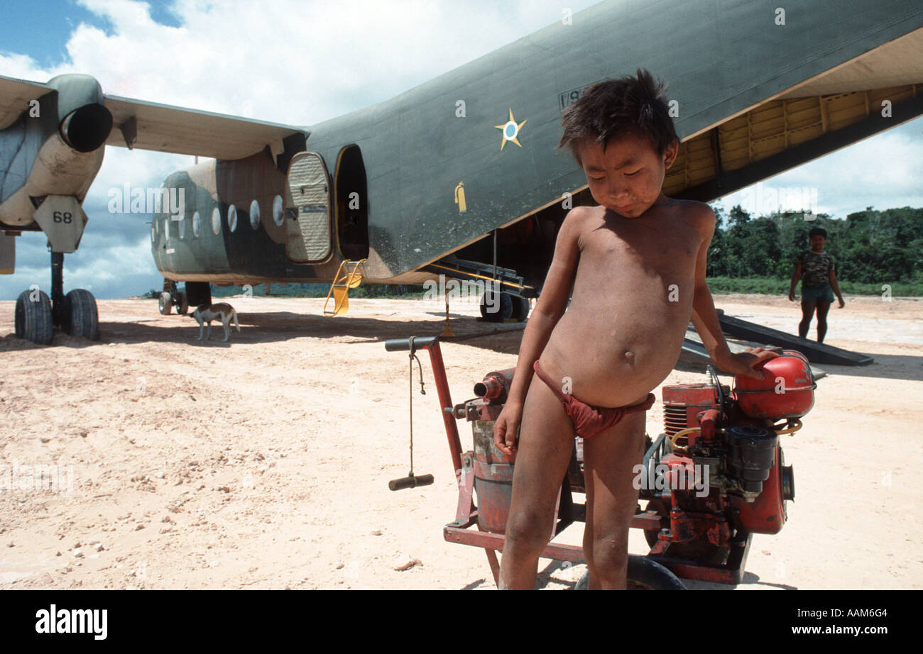 Amazonas-Regenwald, Brasilien. Indigenen Völker. Ianomami (oder Yanomami) Kind am brasilianischen Armeestützpunkt (Flugzeuge). Stockfoto