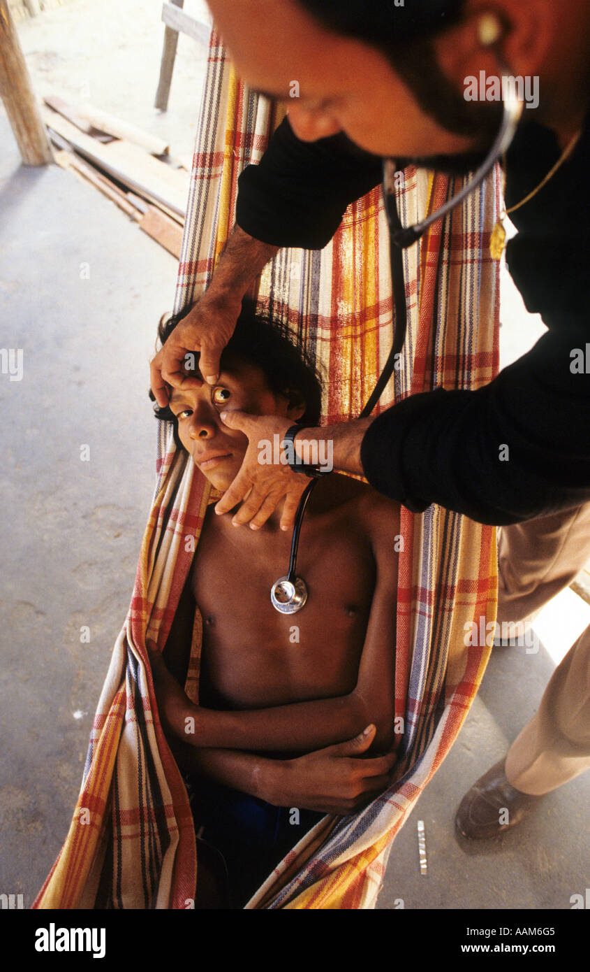 Christian Missionary bei Arbeit im Amazonas-Regenwald, Brasilien, mit indigenen Yanomami (Ianomami). Stockfoto