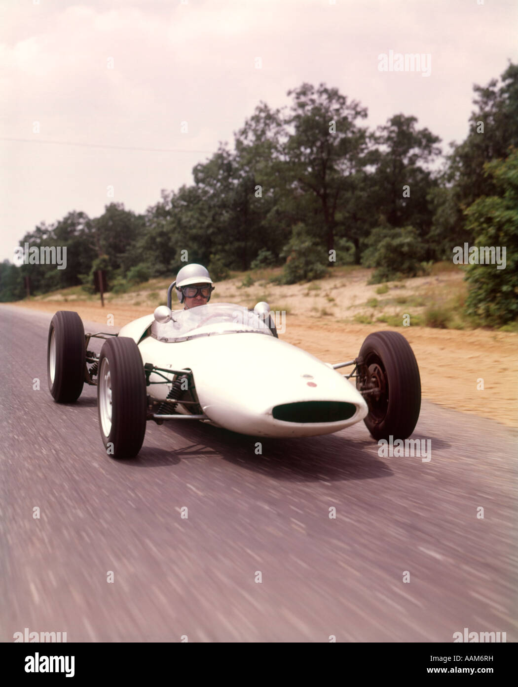 1960 1960S LOTUS FORD RENNEN RENNFAHRER HELM BRILLE TRAGEN Stockfoto
