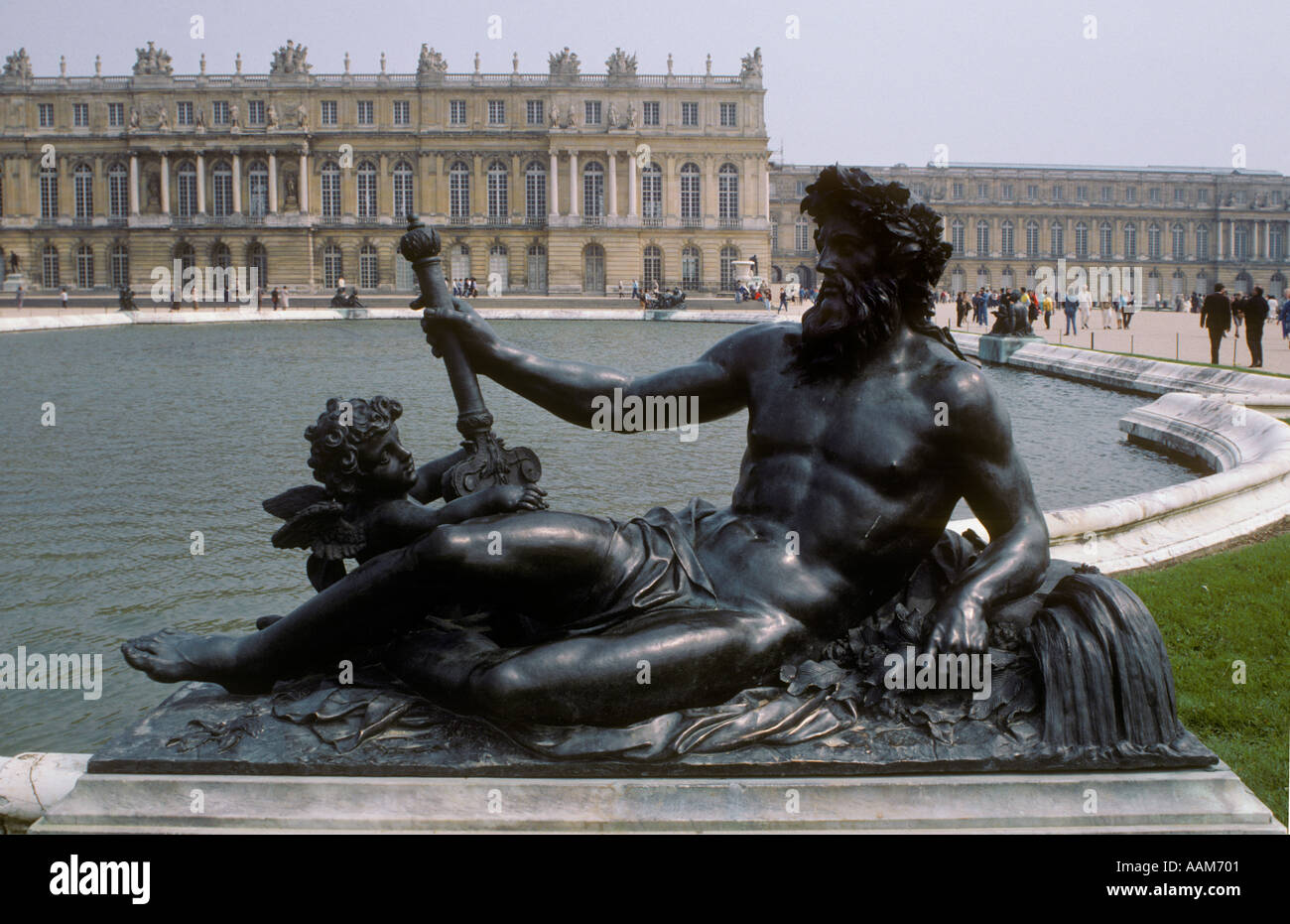 Bronze Statue Des Griechischen Gottes Und Putten Und Ein Brunnen